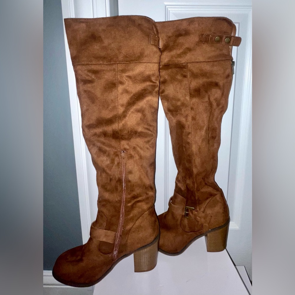 ⭐️NWOT brown tall boots with thick heels. 2 zippers & can be folded down. Soft